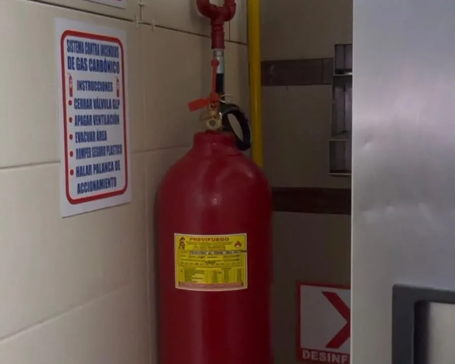 Cilindro CO₂ con válvula y señal instructiva